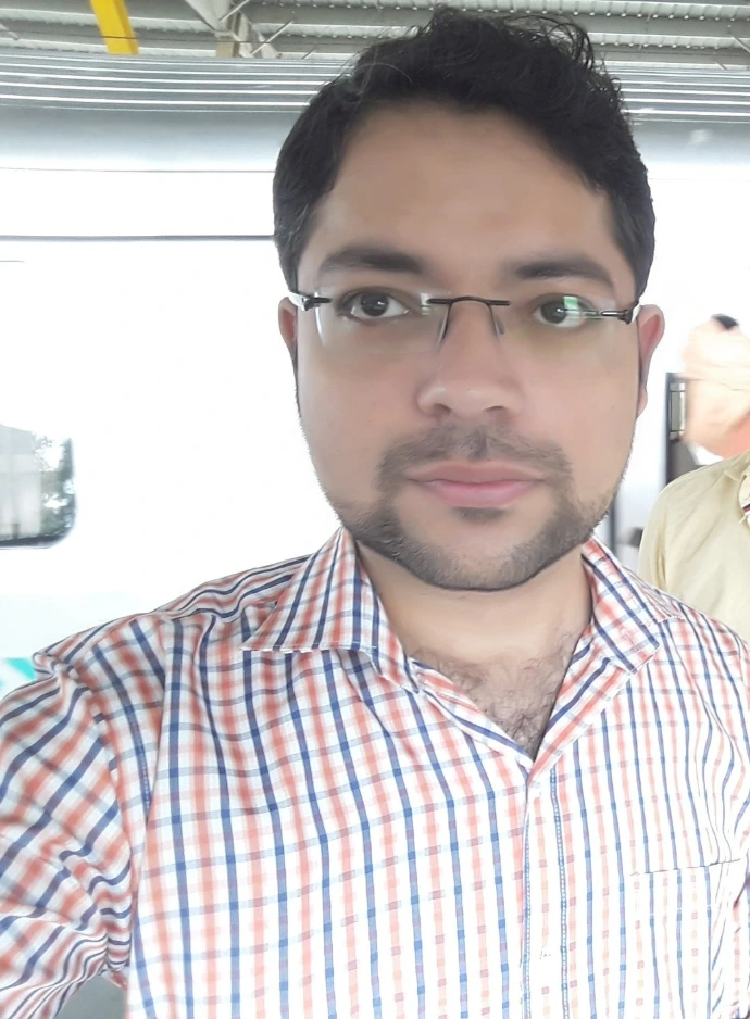 DP of Author Deepak Batra